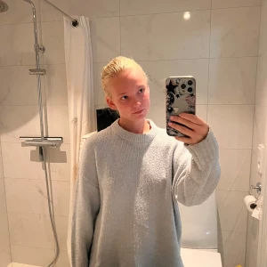 Ljusgrå stickad tröja från Amisu - Supermysig ljusgrå stickad tröja från Amisu med rund halsringning och långa ärmar. Tröjan har en relaxed, lite oversized passform och ribbade muddar vid hals, ärmslut och nederkant. Perfekt för lager-på-lager och chill dagar. Absolut jätte fin och bra helhetsintryck men nååågot nopprig! Så du vet☺️