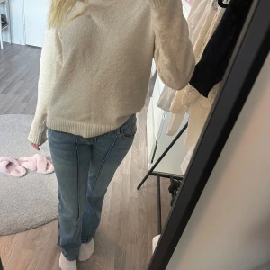 Beige stickad tröja - Mysig beige stickad tröja. Har varit en stor favorit hos mig! Den är välanvänd och lite nopprig men inget som jag tycker förstör.