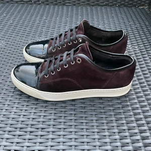 Vinröda Lanvin cap toe  - Säljer nu dessa super snygga Vinröda lanvin cap toe i uk 9, skriv för fler bilder/frågor🙌🏼