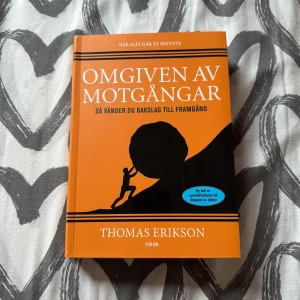 Omgiven av motgångar (HELT NY).  - En inspirerande bok för dig som vill vända motgångar till framgång! Thomas Erikson guidar dig genom livets utmaningar med humor och insikt, och visar hur du hittar ljuset i tunneln när allt känns tufft. Även författare till boken omgiven av idiotier. Aldrig läst innan och inga överstrykningar eller liknande klotter. 
