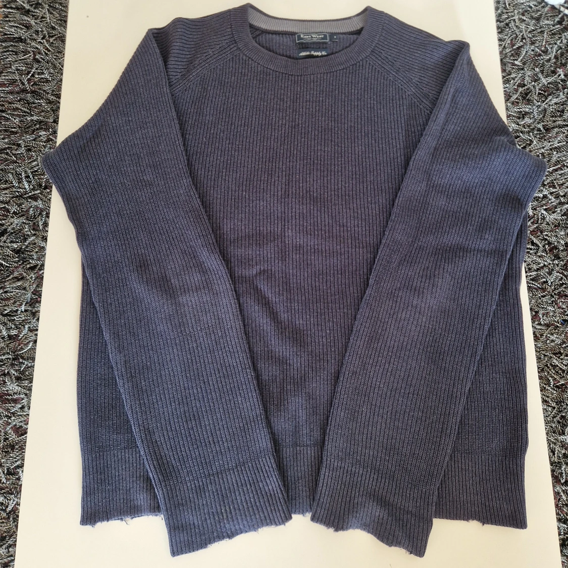 Mörkblå ribbstickad tröja East West