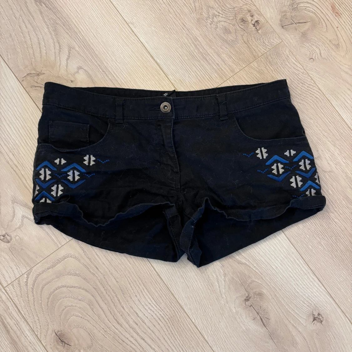 Svarta shorts med blått mönster H&M