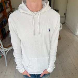 Stickad Ralph Lauren hoodie - Sjukt snygg stickad hoodie från Ralph Lauren i mycket fint skick 🙌 skriv vid fråga 👍 