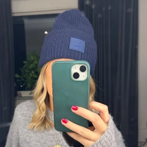 Acne mössa - Säljer denna mörkblåa acne mössa då den inte kommer till användning längre, den är köpt för ca två år sedan och ganska så välanvänd, därav är den lite nopprig men ändå fin och bra skick!💞
