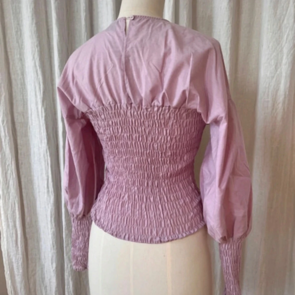 Ljuslila blus med puffärmar - 1