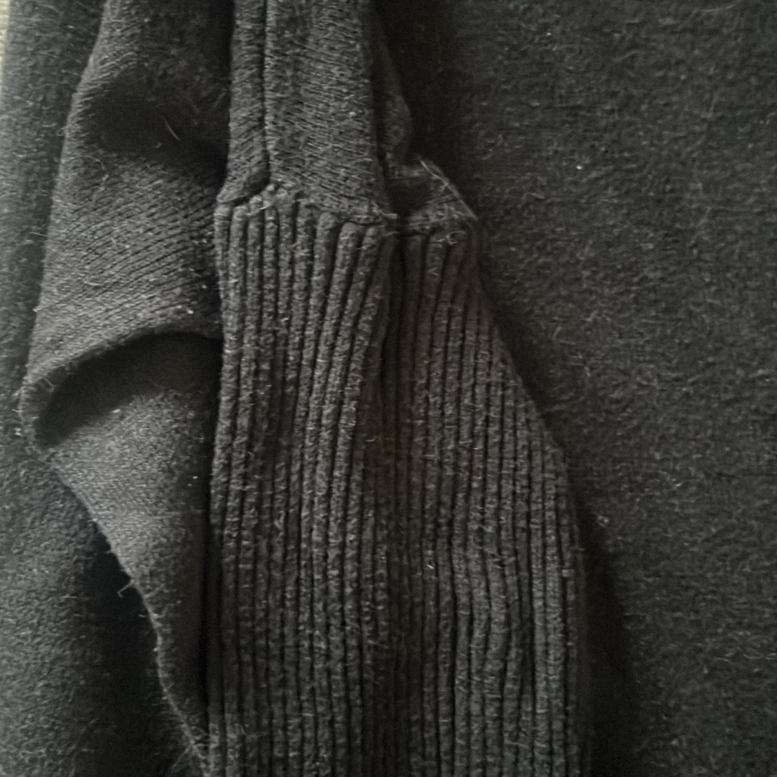 Svart ribbad stickad tröja - 1