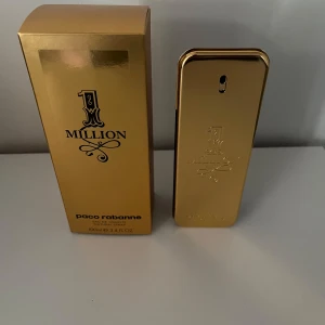 Paco Rabanne 1 Million EdT 100ml - 1 Million från Paco Rabanne är en ikonisk herrparfym i en lyxig guldfärgad flaska som påminner om en guldtacka. Flaskan rymmer 100 ml och kommer i en matchande guldig kartong. Doften är känd för sin fräscha, kryddiga och maskulina karaktär. 