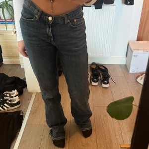 Raka jeans - Raka mörkblåa mid waist/low waist jeans från weekday, utnötta längst ner så dom varit lite för långa på mig. (Jag är 157cm).