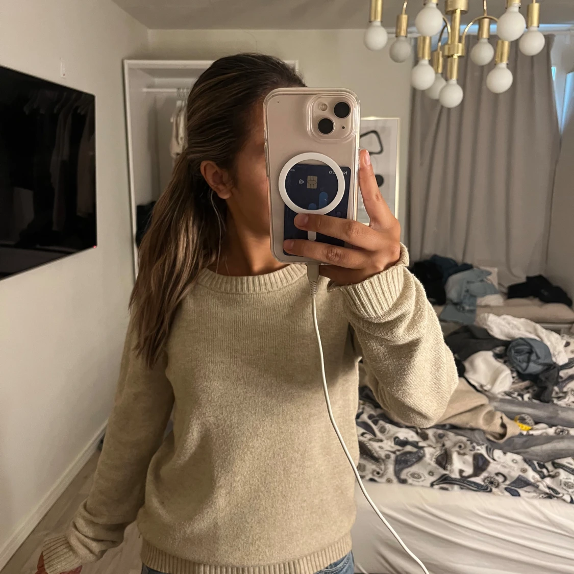 Beige stickad tröja med rund hals - 1