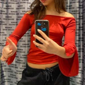 Röd offshoulder topp med vida ärmar - Röd offshoulder topp med långa, vida ärmar med en slit längst ärmen.