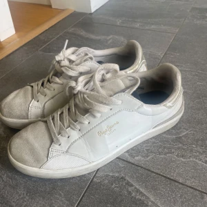 Skor - Supersnygga sneakers, beställde på zalando märket är pepe jeans.❣️bra skick!