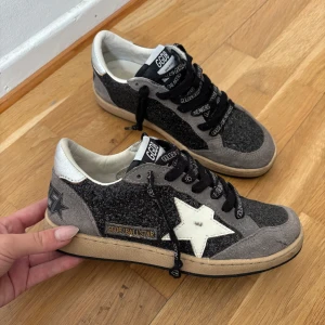 Golden Goose Ballstar sneakers  - Golden Goose Ballstar sneakers i grå svart glitter, skorna är i bra skick och är i storlek 37.(Endast skor medföljer i köpet)