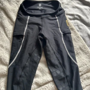Svarta ridleggings från Maya Delorez - Välanvända Maya Delorez ridbyxor i 4xs dom helskodda och lite defekter vid gummit och ett litet hål i knät nypris 899 kan tänka mig 180kr❤️