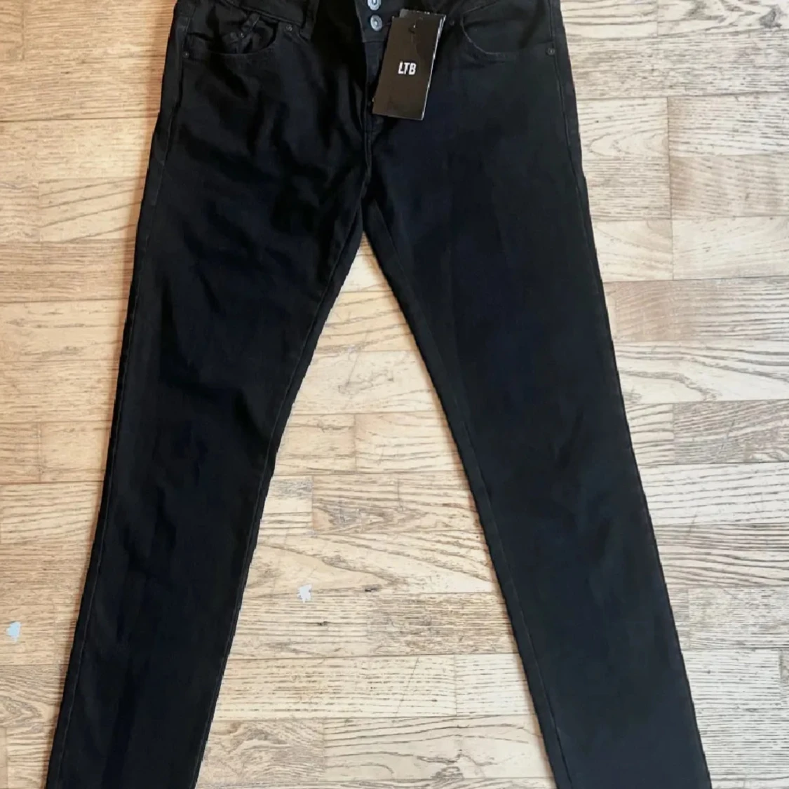 Svarta lågmidjade jeans  - 4