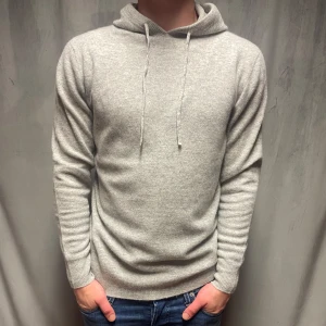 Kashmir/Merino hoodie - En ljusgrå Kashmir/Merino hoodie! Storlek M! Modellen är 177cm lång, passar längre! Endast testad, därför grymt skick, inga defekter alls! Hör av dig vid frågor!🌟