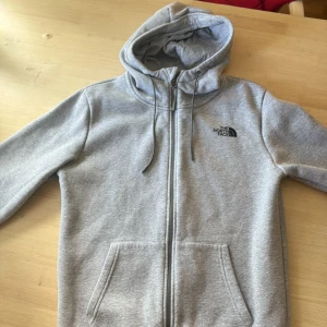 Skön tjocktröja från the north face - Skön och mysig tjocktröja som passar i vardagen, passar storlek S-M och sitter skönt, anledningen till varför jag säljer den är för att jag ej fått så mycket användning för den.