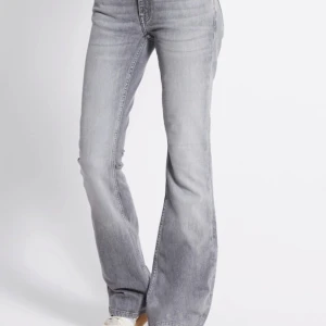 Grå bootcut jeans/Low boot  - Säljer ett par lågmidjade gråa jeans från Lager 157 i modellen bootcut. Stl XS och är i ”full length”. Två små defekter längst ner, bild 4-5 men inget man tänker på och därmed priset. Orgianlpris 400kr💕 Säljer fler jeans så håll utkik! 