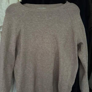 Beige stickad tröja från ONLY - Mysig beige stickad tröja från ONLY med rund halsringning och ribbade muddar. Perfekt för lager-på-lager och enkel att matcha med jeans eller kjol. Långärmad och i mjukt material.