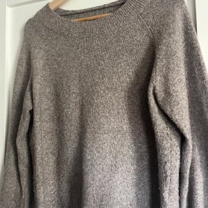 Stickad tröja - Mysig beige stickad tröja från Veromoda🤎 
