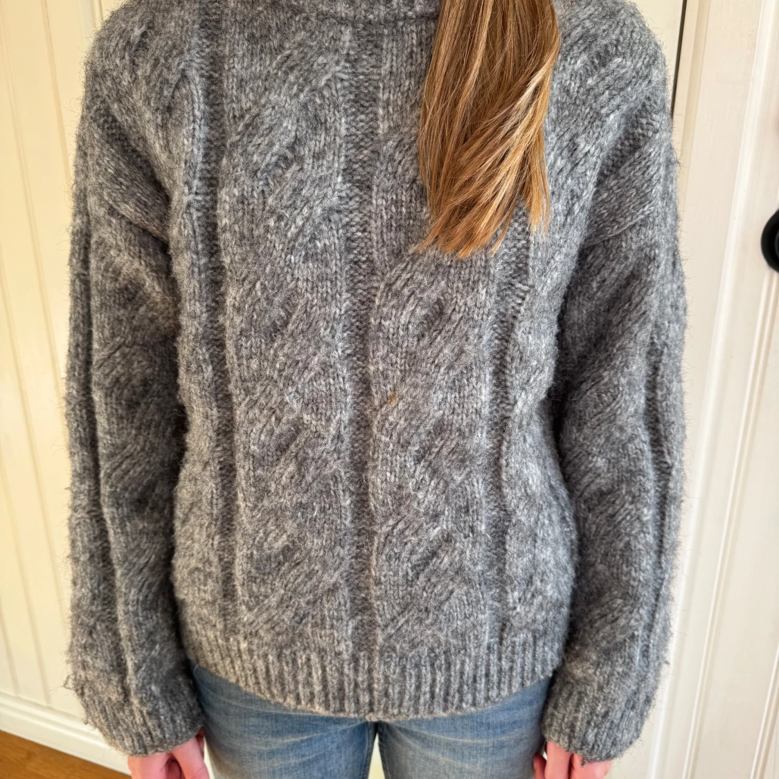 Grå stickad tröja