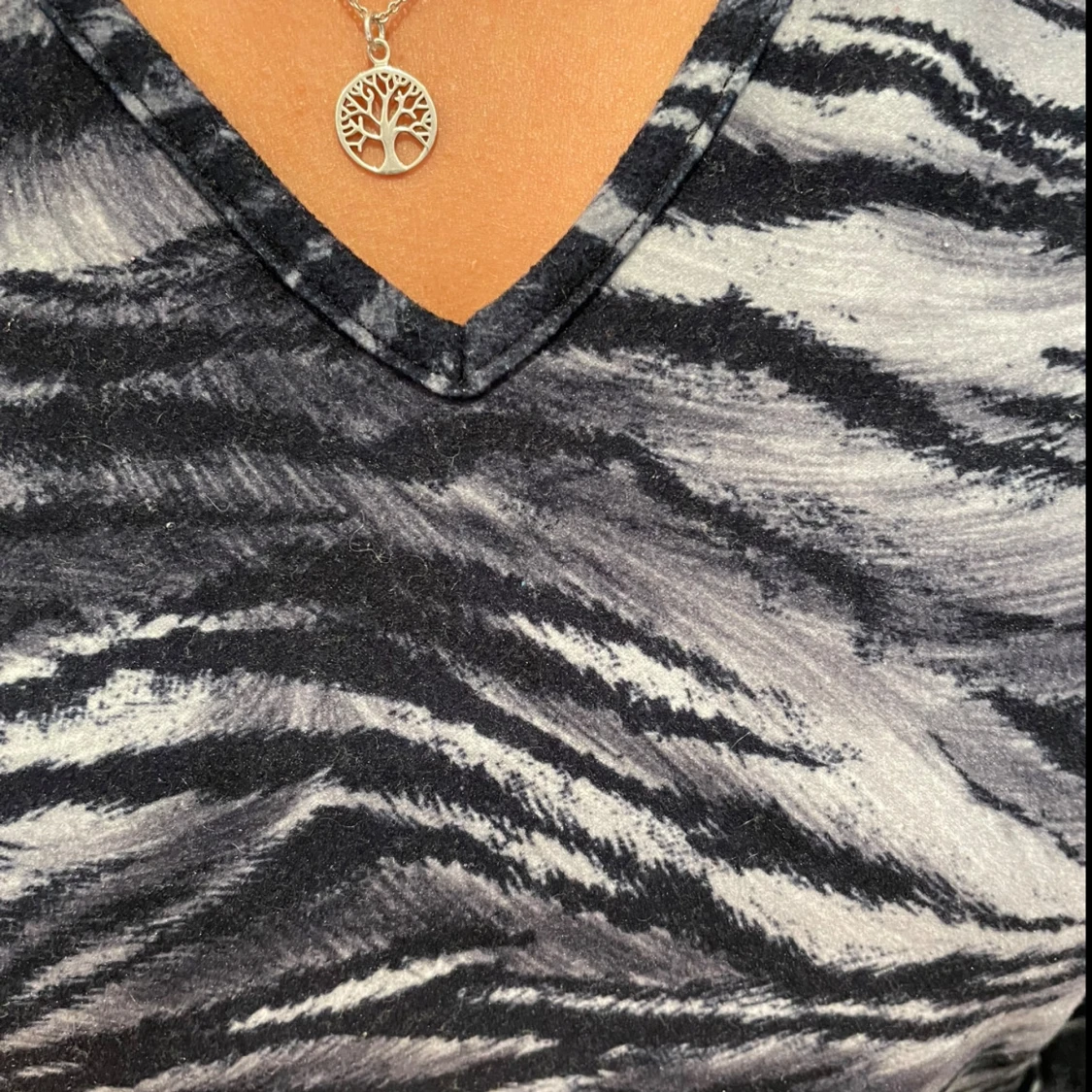 Mönstrad v-ringad tröja - 2