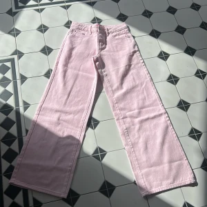 Ljusrosa wide jeans från Editked - Säljer ett par ljusrosa jeans från Editked med riktigt snygg wide fit och låg midja. 