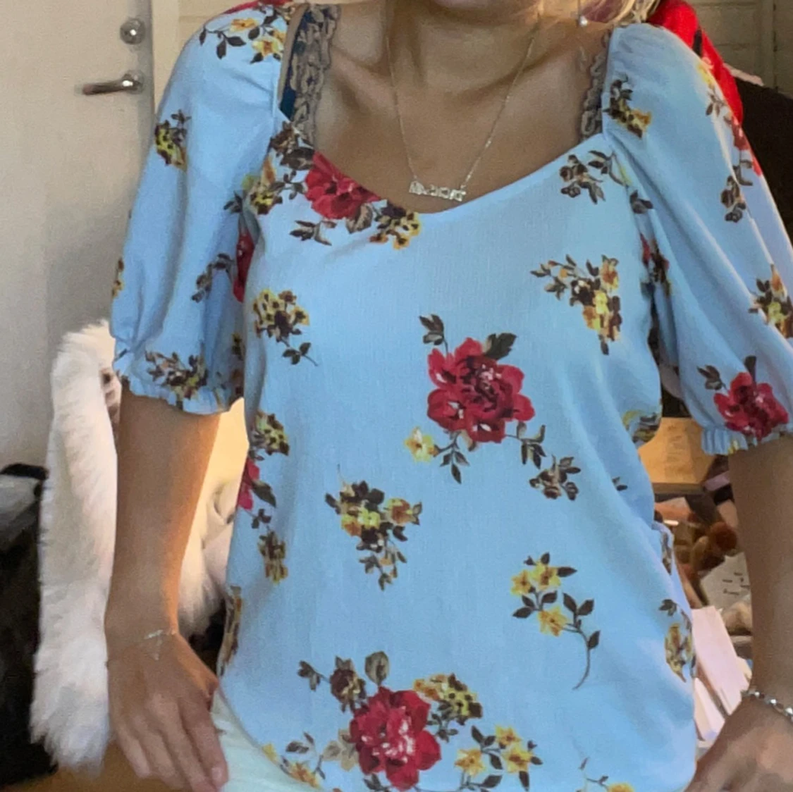 Blommig ljusblå blus med puffärm