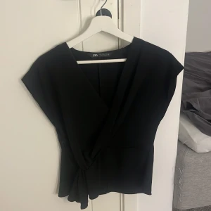 Svart omlottopp från Zara - Svart top från Zara. Den är för liten för mig så den är aldrig använd endast testad!