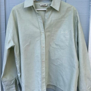 Breezy shirt green, Djerf Avenue - Snygg ljusgrön skjorta från Djerf Avenue i bomull. Klassisk krage, bröstficka med broderad logga och knäppning framtill. Långärmad och loose fit! Inte använd mycket pga färgen går inte med min hudton, så väldigt fint skick <3