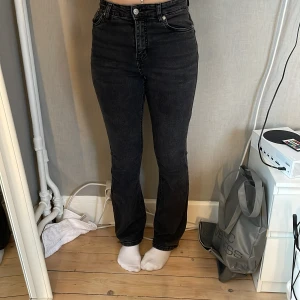 Svarta bootcut jeans Denim Rebel - Snygga svarta jeans från Denim Rebel i bootcut-modell med hög midja. Jeansen har klassiska fem fickor, bälteshällor och en lätt tvättad finish. Perfekta för dig som gillar en tidlös och trendig look.