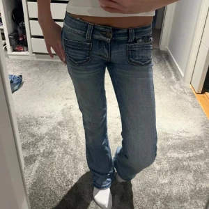 Lågmidjade bootcut jeans - Säljer dessa ljusblå lågmidjade jeans från only med bootcut passform, säljer pga för stora på mig, nästan oanvända