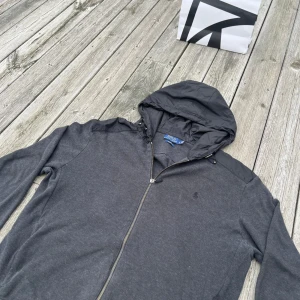 Polo Ralph Lauren cardigan jacka - Tjenare, säljer en riktigt fet och stilren grå cardigan från Polo Ralph Lauren. Perfekt nu för våren och hösten. Inga defekter, bara att skriva om ni undrar något!
