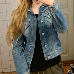 Jeansjacka  - Säljer denna jeansjacka då den inte kommer till användning. Kom gärna med frågor 💙