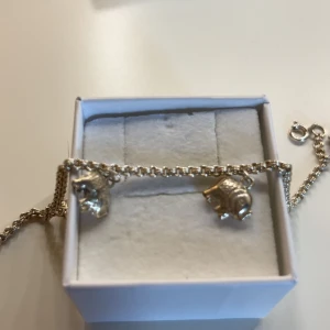 Silverarmband med elefantberlocker - Snyggt armband i silverfärg med två små elefantberlocker. Kedjan är lite chunky och har ett klassiskt lås. Perfekt för dig som gillar unika detaljer och djurmotiv. Passar att bära varje dag för en cool touch.