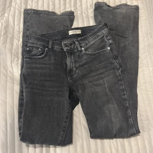 Grå jeans från Gina Tricot, stl 32 - Snygga grå jeans från Gina Tricot i storlek 32. Klassisk femficksmodell med dragkedja och bootcut. En liten skada längst ner pga för långa. 