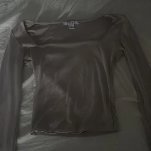 Beige långärmad topp  - beige långärmad topp. Storlek xs. 