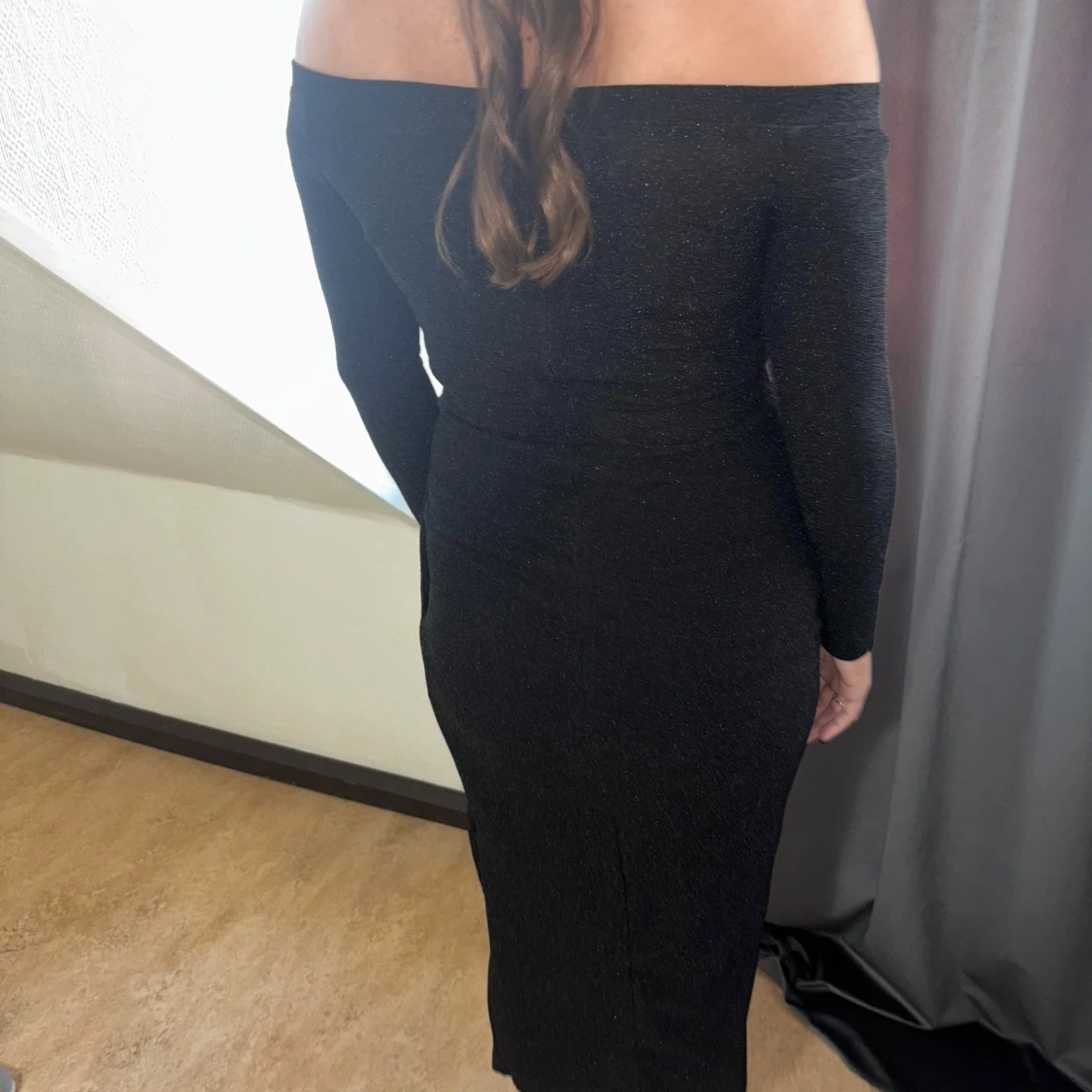 Svart glittrig offshoulder långklänning - 2