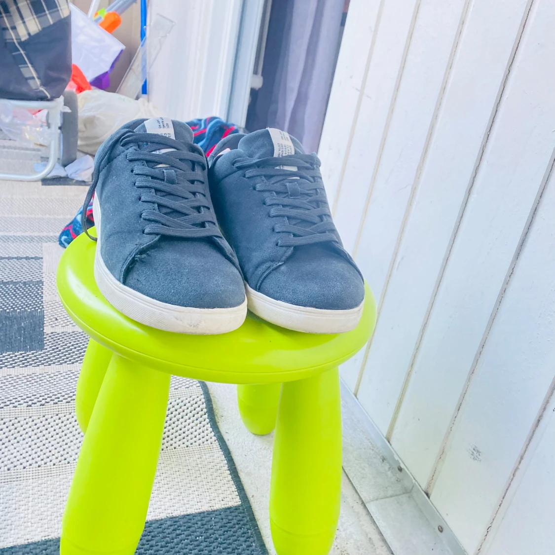 Svarta sneakers med vit sula - 1