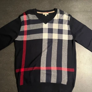 Burberry tröja - Tjena, säljer du den riktigt snygga och populära Burberry tröjan den är bra skick. Dock är tagsen avklippta inuti tröjan. Hör av er vid frågor och funderingar🙌🤝