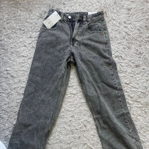 Grå baggy jeans från Zara, stl 34 - Säljer ett par skitsnygga gråa baggy jeans från Zara i storlek 34 för män. Helt oanvända då de inte passade min pojkvän. Prislappen är kvar, nypris 429kr.  🌺