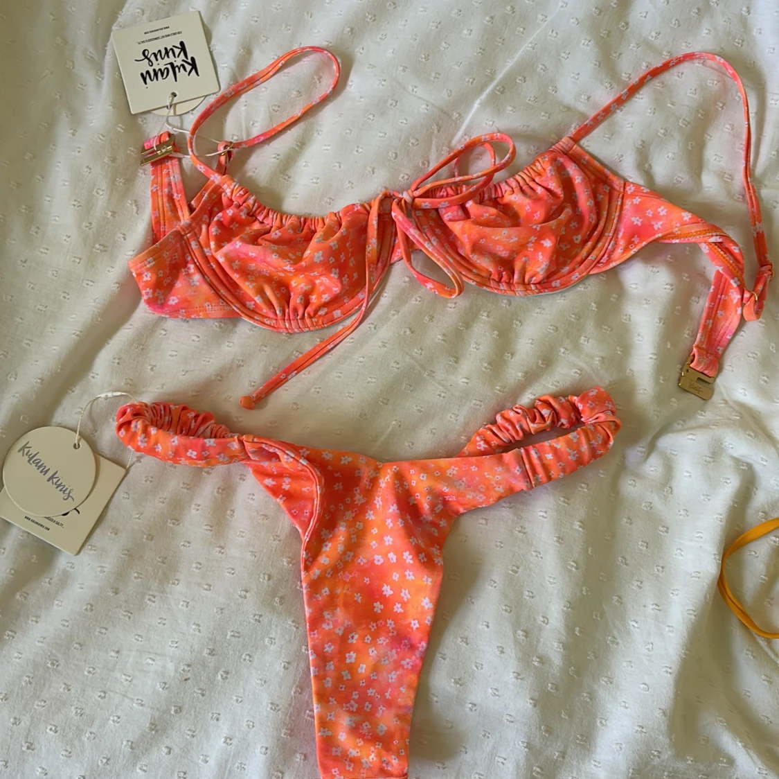 Blommig orange bikini från Kulani Kinis