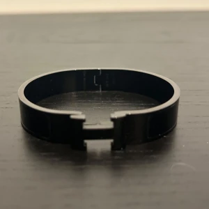 Svart H armband  - Helt nytt, endast armbandet följer med, storlek 19 cm. 