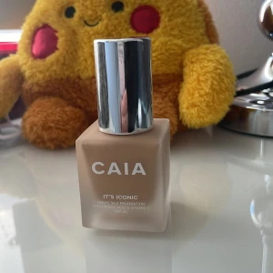 CAIA It's Iconic Foundation 3N - Flytande foundation från CAIA i nyansen 3N. Innehåller hyaluronsyra och vitamin C samt SPF 20. Nyköpd men vart fel färg. Ordinariepris: 295kr
