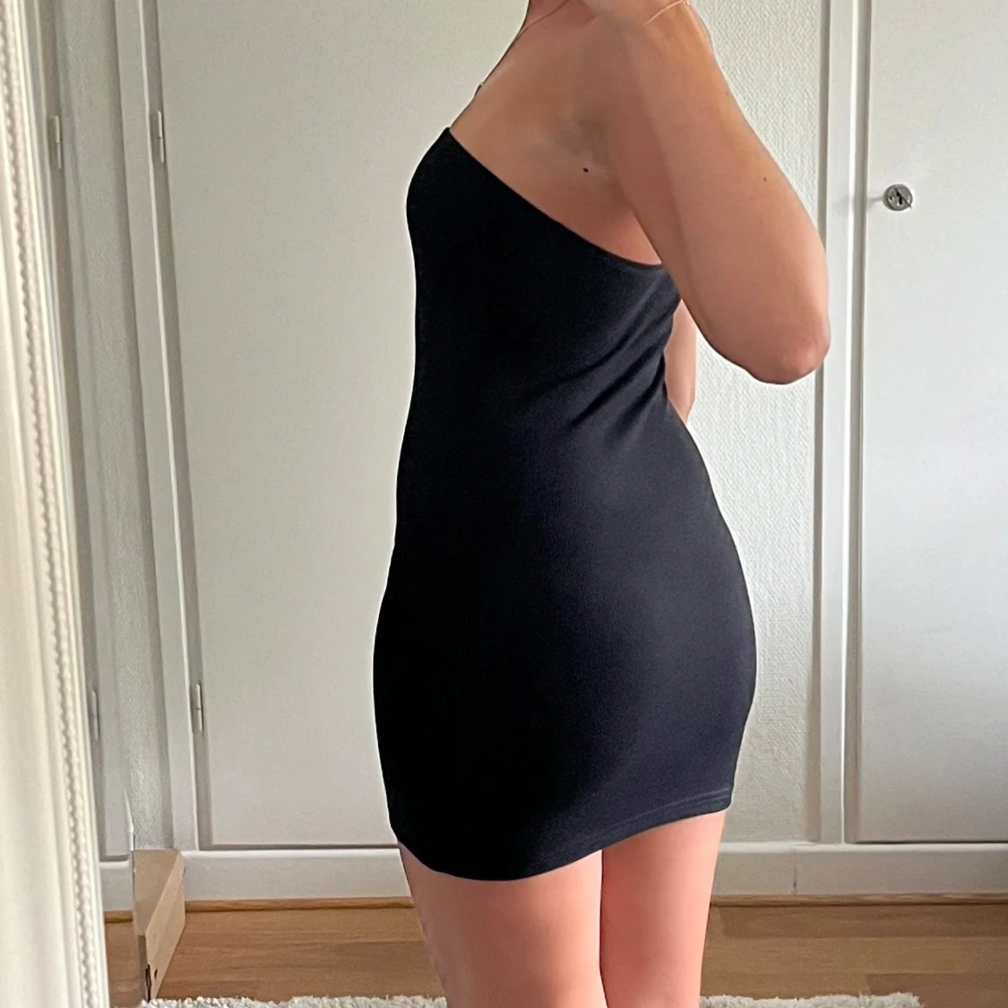 Svart axelbandslös kort klänning - 1