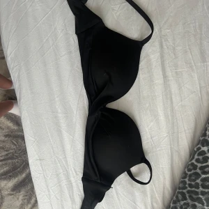 Svart bikini  - Säljer en svart bikini topp  med släta kupor och smala axelband. 