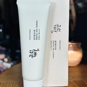 Beauty of Joseon Relief Sun Rice SPF50! - Beauty of Joseon Relief Sun Rice + Probiotics med SPF50 är en lätt och krämig organisk solkräm som känns behaglig på huden och ger en fuktig finish som en lätt fuktkräm. Innehåller 30 % risextrakt och spannmålsfermenterade extrakt, ger fukt och näring åt huden. 50 ml. Plomberad.