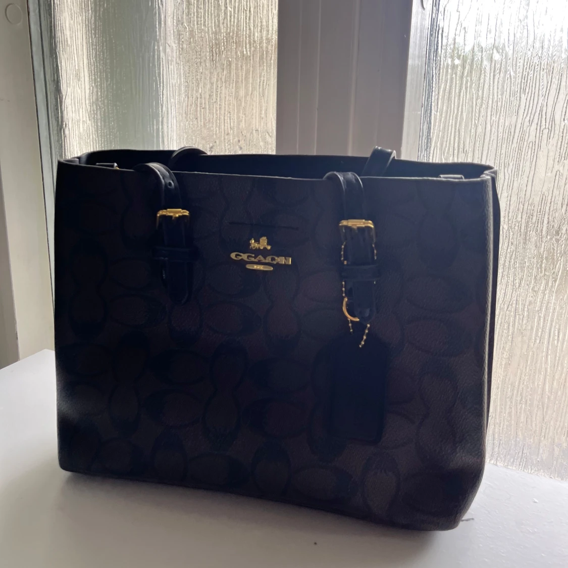 Svart handväska med mönster