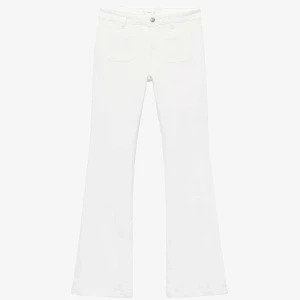 Vita bootcut jeans med hög midja - Snygga vita jeans med bootcut-modell och hög midja. Byxorna har raka ben som blir vidare nedtill och framsydda fickor. Storlek M men passar mer S