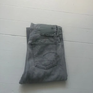 G-Star Raw grå jeans  - Snygga grå jeans från G-Star Raw, modell Type 49 Relaxed Straight. W27 L30 Nypris 1600kr