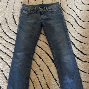 Mörkblå diesel jeans med raka ben - Super snygga diesel jeans i storlek 26.